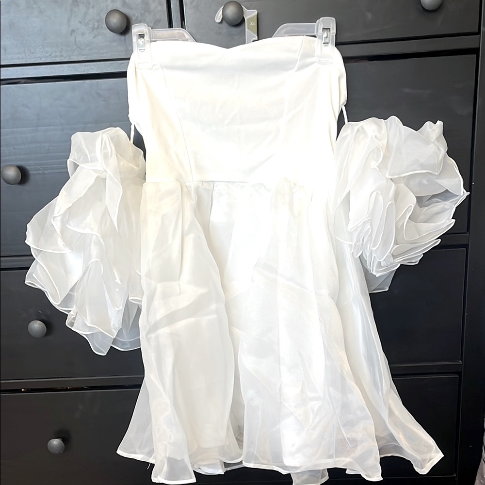 Elegant White mini Dress with Ruffled Sleeves